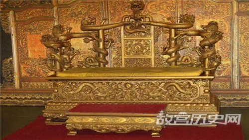 故宫里的龙椅是什么材料做的