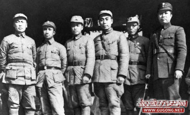 1939年,周恩来(右三)在皖南新四军军部与叶挺(右一)等合影。 揭秘日军在皖南事变中做了什么?