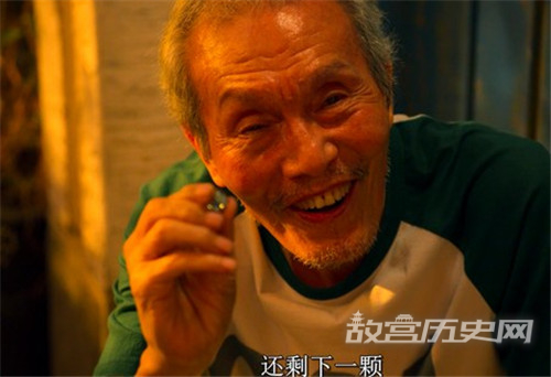 《鱿鱼游戏》1号老头是怎么死的