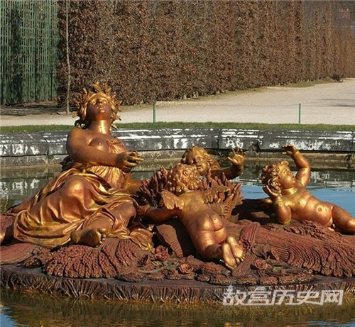 凡尔赛宫夏季喷泉雕塑的是什么场景