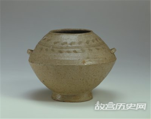 故宫馆藏原始瓷青釉划花双系罐简介