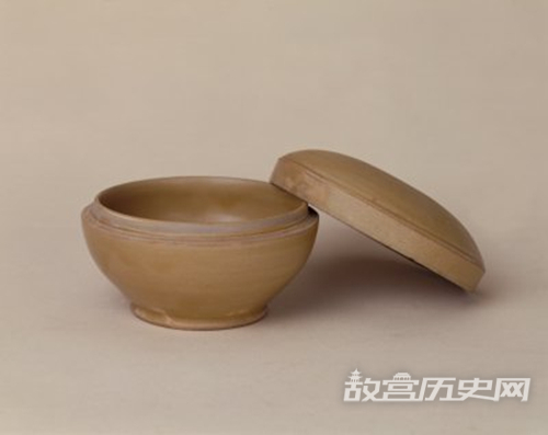 故宫馆藏越窑青釉刻莲花纹盒