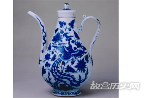 故宫馆藏景德镇窑青花凤穿牡丹纹执壶