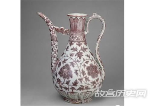 故宫馆藏釉里红缠枝牡丹纹执壶