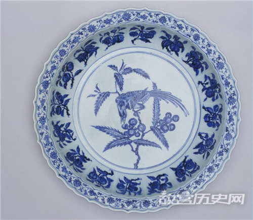 故宫馆藏青花枇杷绶带鸟纹大盘