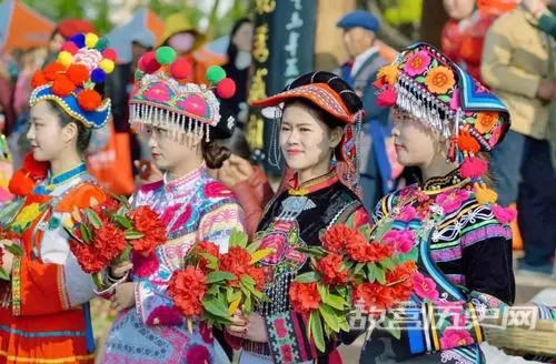 彝族插花节的传说