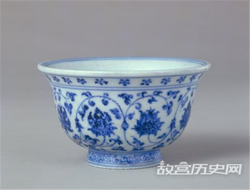 故宫馆藏青花缠枝莲纹压手杯