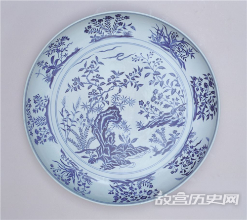 故宫馆藏青花园景花卉纹盘