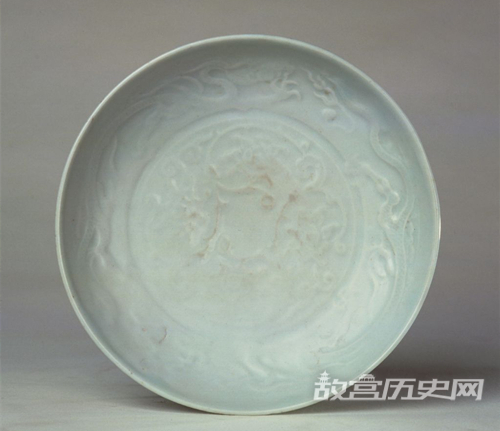 故宫馆藏景德镇窑卵白釉印花云龙纹盘