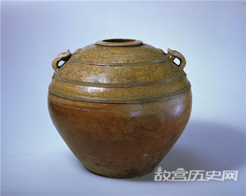 故宫馆藏原始瓷青釉划花双系罐简介