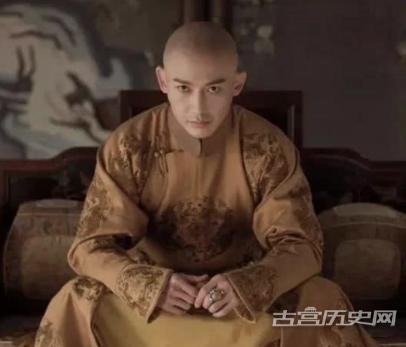 1573107437934809.png 乾隆祭拜孔子迟迟不跪,和珅做了什么让乾隆立马下跪?