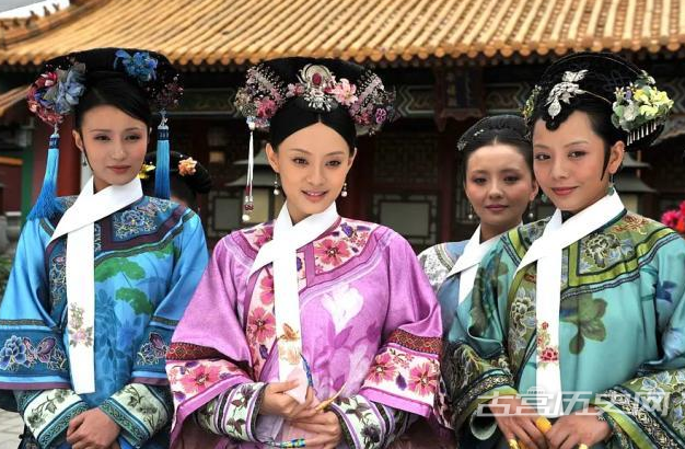 1574837720122234.png 清朝后宫里的妃嫔为什么脖子上要围一块白条?