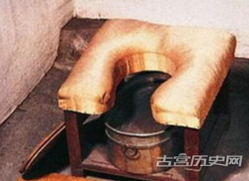 1574314506782846.png 古代厕所为什么会放一根木棍和一盘红枣?