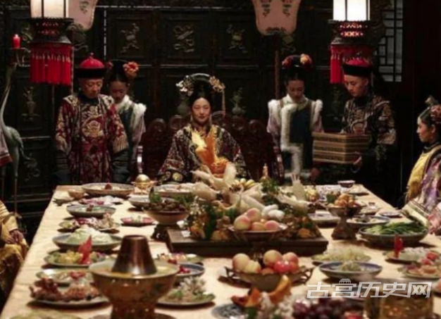 1566888406914175.png 慈禧的生活到底有奢华无度?一顿饭就有150道菜